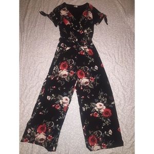 Comfy floral jumpsuit🌹